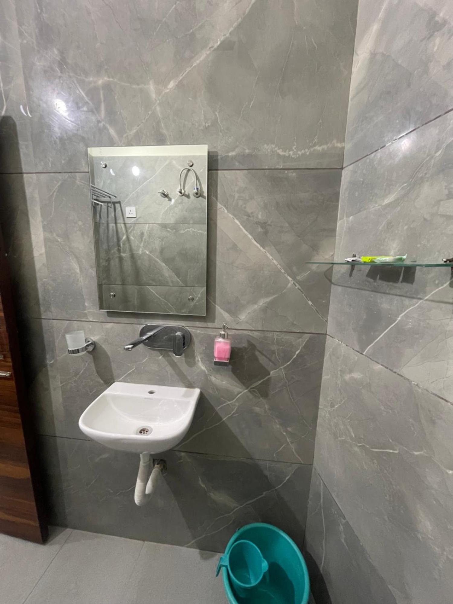 Homestay Comforts 500M From Amritsar Airport Екстер'єр фото